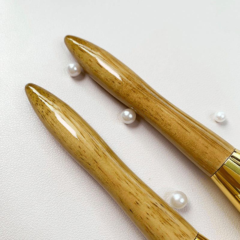 Single Makeup Brush With Golden Brown Wooden Handle And Gold Ferrule4.png